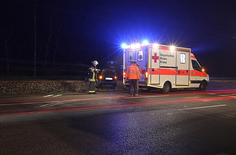 Bei einem Unfall im Berchtesgadener Land landete eine Smart-Fahrerin mit ihrem Auto auf den Bahngleisen.
