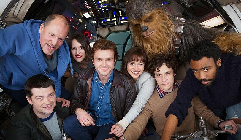 Die erste Klappe ist gefallen: Woody Harrelson (links), Alden Ehrenreich (vierter von links), Emilia Clarke (Mitte) und der Rest der "Han Solo"-Crew drehen das nächste "Star Wars"-Spin-off.
