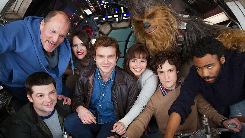 Die erste Klappe ist gefallen: Woody Harrelson (links), Alden Ehrenreich (vierter von links), Emilia Clarke (Mitte) und der Rest der "Han Solo"-Crew drehen das nächste "Star Wars"-Spin-off.