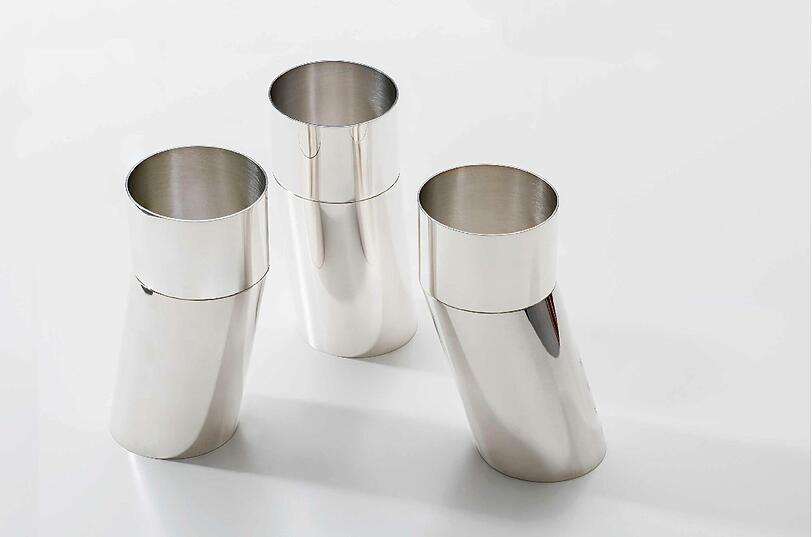 Schräge Silberbecher von Katja Höltermann.
