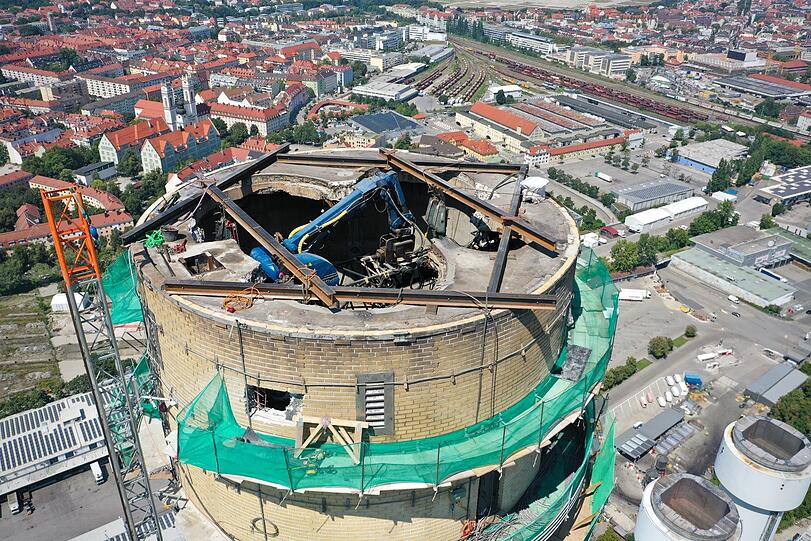 Stück für Stück wird der Turm abgetragen. Eine Sprengung des Riesenschornsteins war nicht möglich.