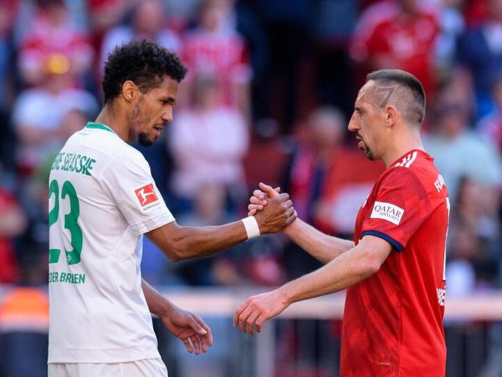 Theodor Gebre Selassie von Bremen (l.) und Franck Ribéry vom FC Bayern München geben sich nach Spielende die Hände. Foto: Matthias Balk