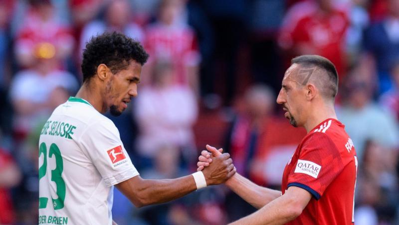 Theodor Gebre Selassie von Bremen (l.) und Franck Ribéry vom FC Bayern München geben sich nach Spielende die Hände. Foto: Matthias Balk Theodor Gebre Selassie von Bremen (l.) und Franck Ribéry vom FC Bayern München geben sich nach Spielende die Hände. Foto: Matthias Balk