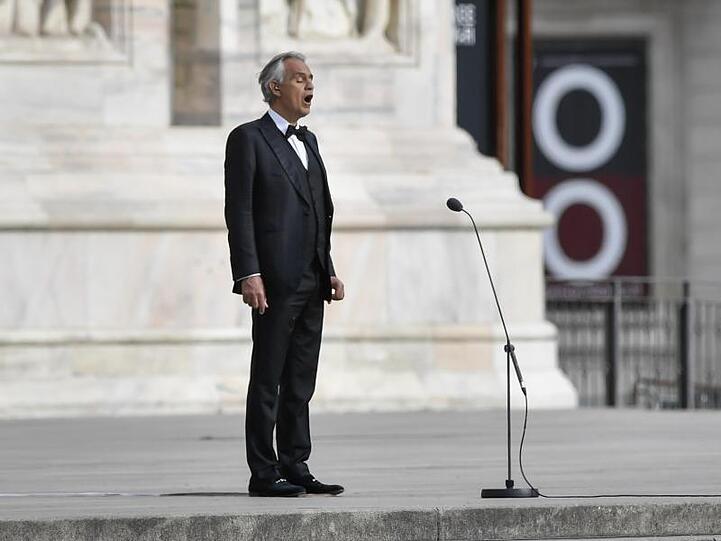 Andrea Bocelli (l) gab am Ostersonntag vor dem Mailänder Dom ein Konzert.
