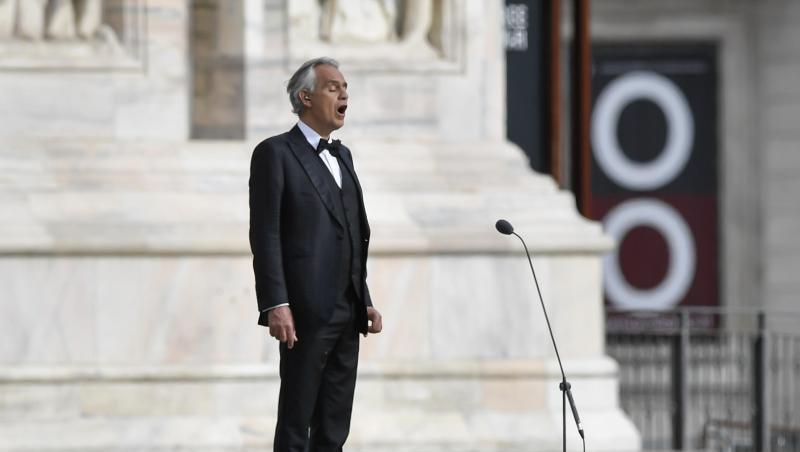 Andrea Bocelli (l) gab am Ostersonntag vor dem Mailänder Dom ein Konzert. Andrea Bocelli (l) gab am Ostersonntag vor dem Mailänder Dom ein Konzert.