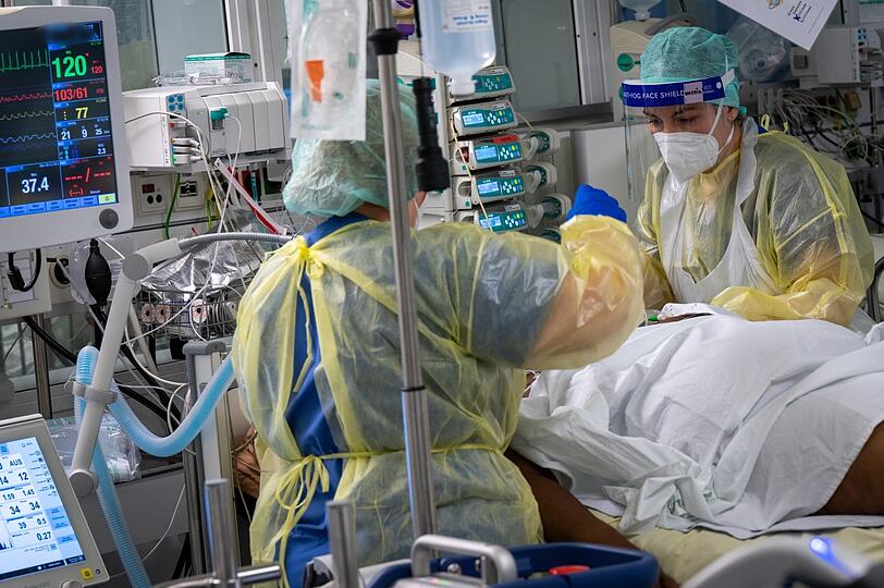 Am Anschlag: Pflegepersonal kümmert sich um einen Covid-Patienten. Ende 2021 sind die Stationen wieder voll.