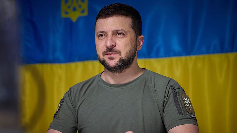 Ein Mann in Russland hat von dem ukrainischen Präsidenten Wolodymyr Selenskyj geträumt. Weil er die Geschichte öffentlich teilte, muss er eine Geldstrafe zahlen.