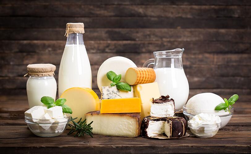 Milchprodukte sind reich an Protein und weiteren Nährstoffen wie Calcium, Jod, Folsäure sowie Vitamine A, D, E, B1, B2, B6 und B12. Vor allem fermentierte Milchprodukte wie Joghurt, Kefir oder Buttermilch sind sehr gesund, da sie mit gesundheitsförderlichen Probiotika die Darmflora regulieren. Doch besonders fettreicher Käse, Butter und Vollmilch besitzen zudem einen hohen Anteil an gesättigten, tierischen Fettsäuren. Milchprodukte sind reich an Protein und weiteren Nährstoffen wie Calcium, Jod, Folsäure sowie Vitamine A, D, E, B1, B2, B6 und B12. Vor allem fermentierte Milchprodukte wie Joghurt, Kefir oder Buttermilch sind sehr gesund, da sie mit gesundheitsförderlichen Probiotika die Darmflora regulieren. Doch besonders fettreicher Käse, Butter und Vollmilch besitzen zudem einen hohen Anteil an gesättigten, tierischen Fettsäuren.