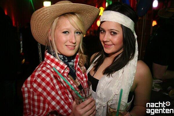 Die Spielwiese hatte sich kurzerhand das Freitagsmotto vom Americanos City ausgeborgt und lud zur "Cowboy & Indianer Faschingsparty". Mehr Bilder unter: www.nachtagenten.de