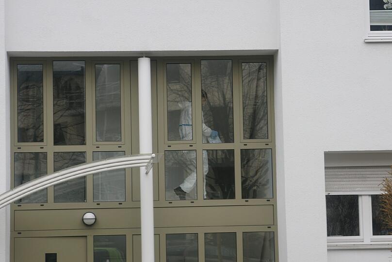 ... Spuren hinterlassen. Die Spurensicherung arbeitet auf Hochtouren. Dort im Hauseingang brachte er die junge Frau mit 18 Messerstichen um.