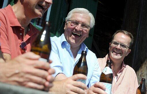 Gute Laune: Frank-Walter Steinmeier lacht mit Markus Rinderspacher.