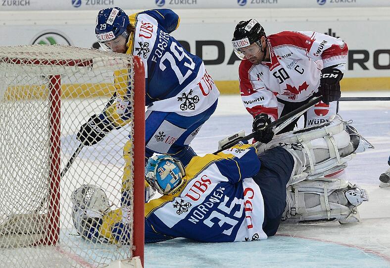 Mika Noronen, der neue Keeper des EHC, hier mit dem HC Davos beim Spengler-Cup  gegen Team Canada.