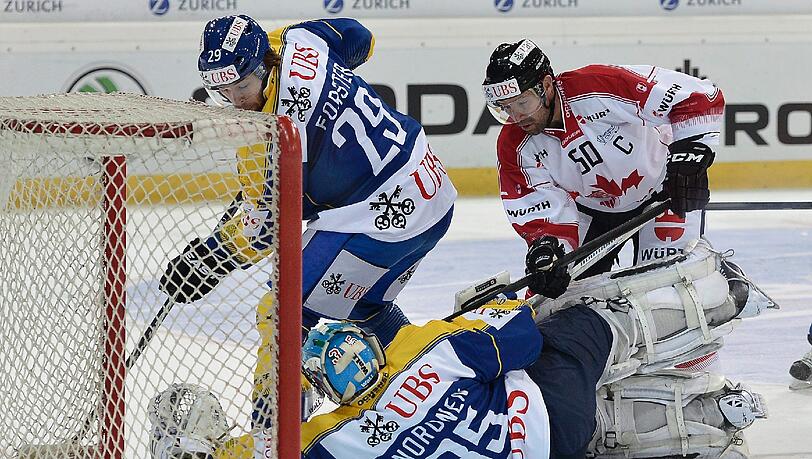 Mika Noronen, der neue Keeper des EHC, hier mit dem HC Davos beim Spengler-Cup gegen Team Canada. Mika Noronen, der neue Keeper des EHC, hier mit dem HC Davos beim Spengler-Cup gegen Team Canada.