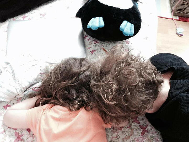 Matthias Schweighöfer und Töchterchen Greta sind schlafend ein Herz und eine Seele