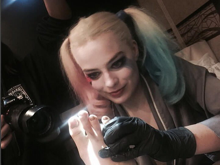 Ob dieses teuflische Lächeln etwas Gutes bedeutet? Margot Robbie tätowierte Cara Delevingnes Fuß
