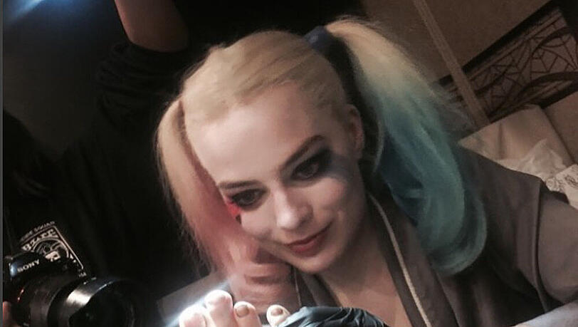 Ob dieses teuflische Lächeln etwas Gutes bedeutet? Margot Robbie tätowierte Cara Delevingnes Fuß Ob dieses teuflische Lächeln etwas Gutes bedeutet? Margot Robbie tätowierte Cara Delevingnes Fuß