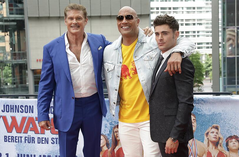 Schauspieler David Hasselhoff, Dwayne Johnson und Zac Efron