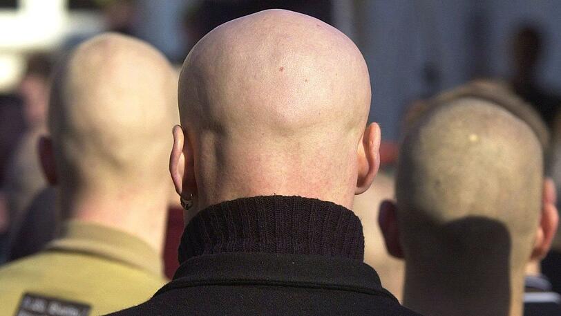 Drei Skinheads bei einem Neonazi-Aufmarsch. (Symbolbild)