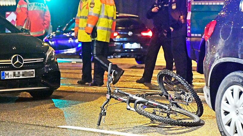 Das Fahrrad ist komplett demoliert, der Radler kam mit schweren Verletzungen ins Krankenhaus. Die Bilder vom Unfallort an der Rosenheimer Straße.