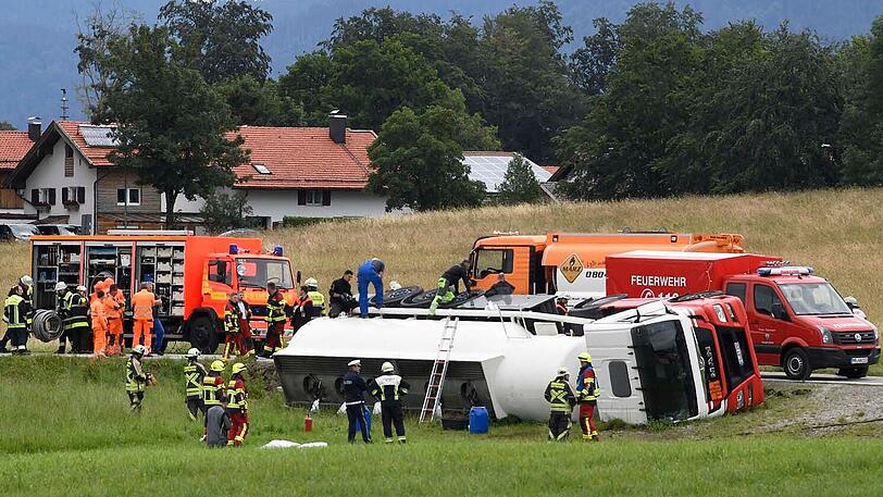 Da der umgekippte Sattelzug auf den Befüllarmaturen lag, musste eine Spezialfirma aus dem Landkreis Freising hinzugezogen werden, die sechs Stunden nach dem Unfall eintraf.