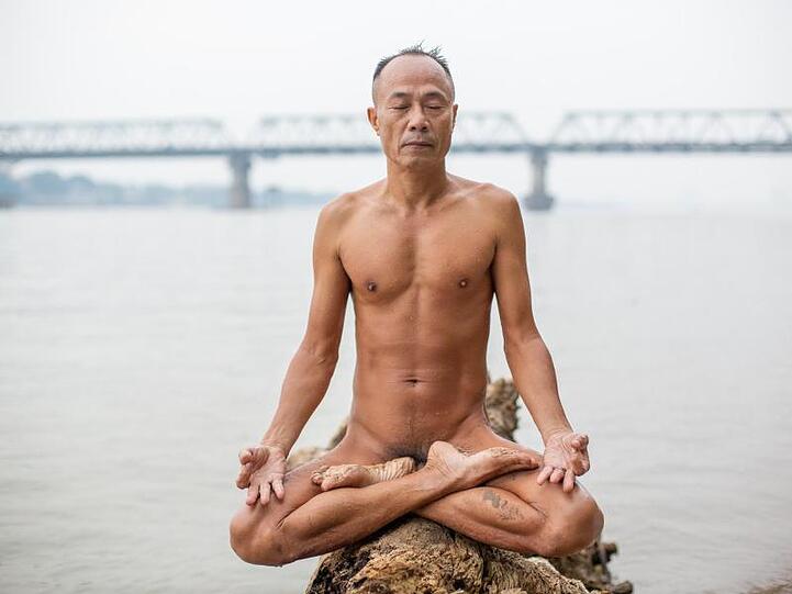 Do Duc Hoang, Anhänger der Freikörperkultur, genießt einen ruhigen Moment und meditiert.