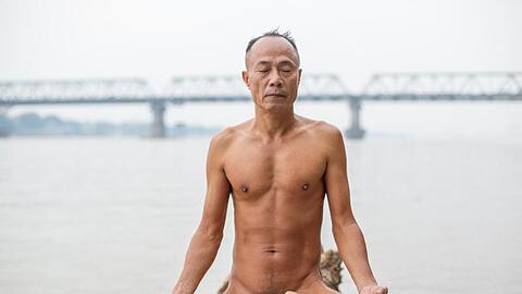 Do Duc Hoang, Anhänger der Freikörperkultur, genießt einen ruhigen Moment und meditiert.