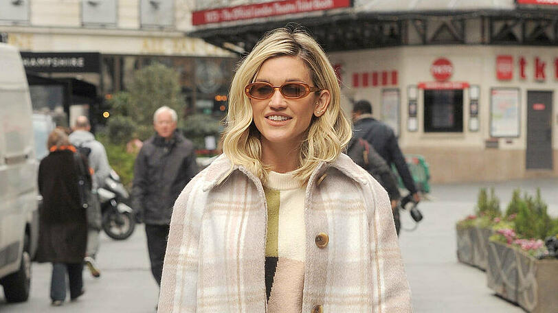 US-Sängerin Ashley Roberts kombiniert ihre "Shacket" Ton in Ton.