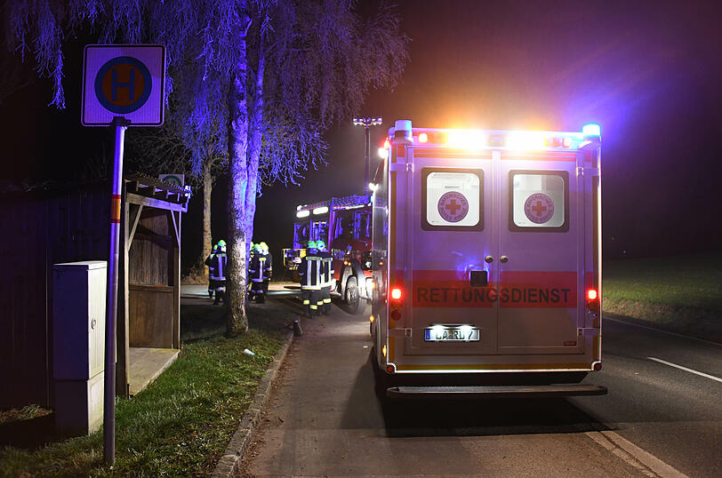 Die Fahrerin wurde mit dem Rettungsdienst in ein nahegelegenes Krankenhaus eingeliefert.