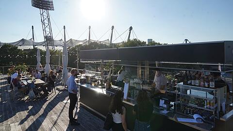 Die Aussicht über das Olympiastadion ist spektakulär. Die Bar bleibt in diesem Jahr solange geöffnet, wie das Wetter es erlaubt.