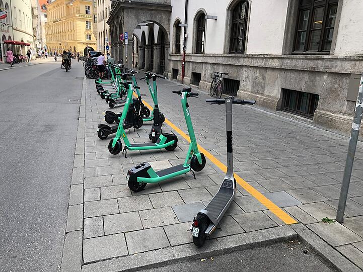 E-Scooter fast nur von einem Anbieter, und das in Reih und Glied – ob der Verleiher hier nachgeholfen hat?