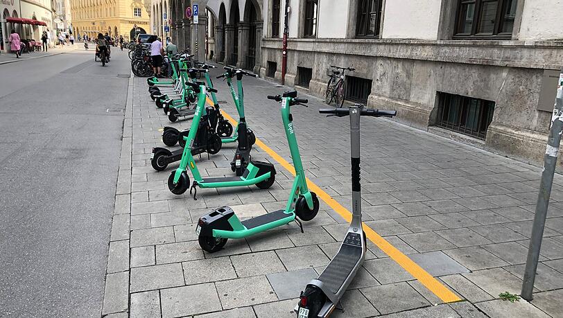 E-Scooter fast nur von einem Anbieter, und das in Reih und Glied – ob der Verleiher hier nachgeholfen hat? E-Scooter fast nur von einem Anbieter, und das in Reih und Glied – ob der Verleiher hier nachgeholfen hat?