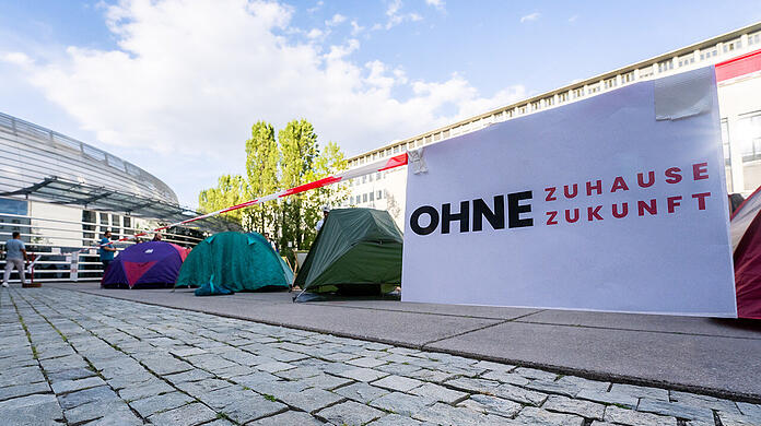 Bei der Arbeitskreis-Veranstaltung "Intervention Studentisches Wohnen" waren die Teilnehmer aufgerufen, Schlafsäcke, Zelte, Feldbetten, Campingstühle und Banner mitzubringen, um zu zeigen, was Wohnungsnot letztendlich bedeutet.