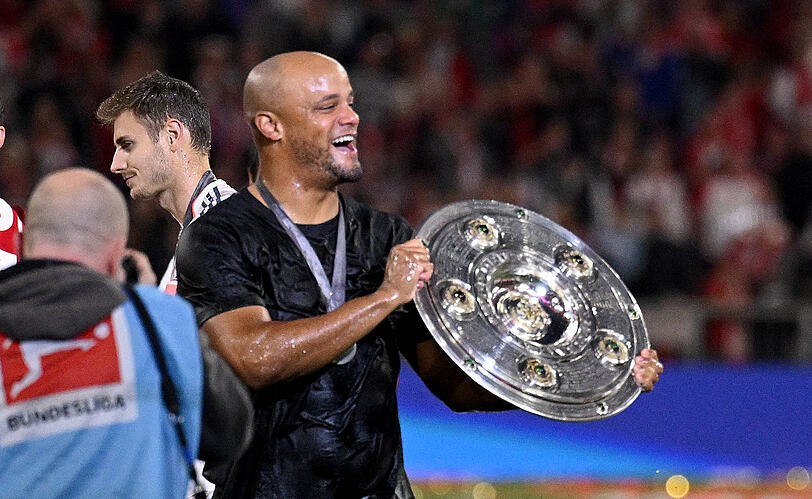 Voll mit Bier: Bayern-Trainer Vincent Kompany bei der Meisterfeier.