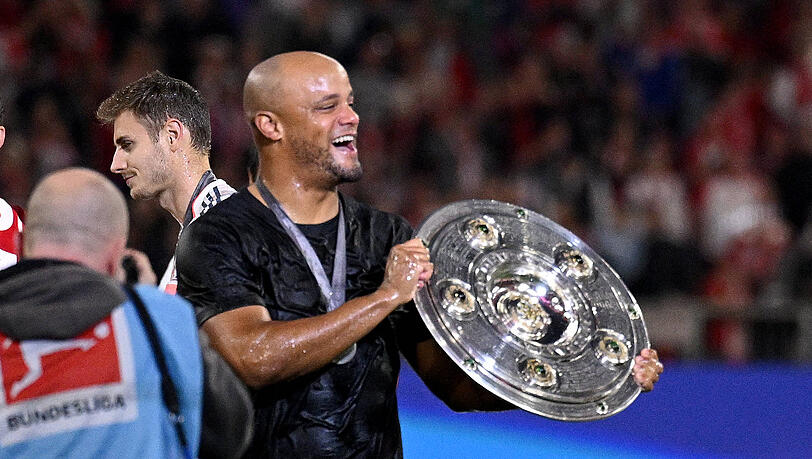 Voll mit Bier: Bayern-Trainer Vincent Kompany bei der Meisterfeier.
