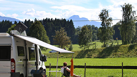 Urlauber genie&szlig;en auf einem Campingplatz am Forggensee das sch&ouml;ne Wetter. Die Lust am Camping w&auml;chst in Bayern.