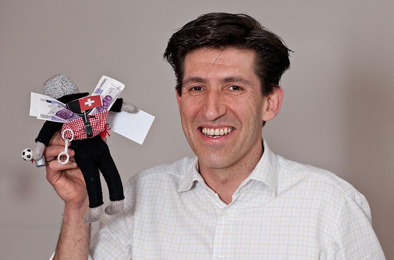 Die Rückseite der Puppe steht für den Steuersünder - mit Banknoten und Handschellen.