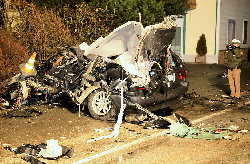 Der BMW wurde bei dem Zusammenprall mit dem Lkw regelrecht zerfetzt.