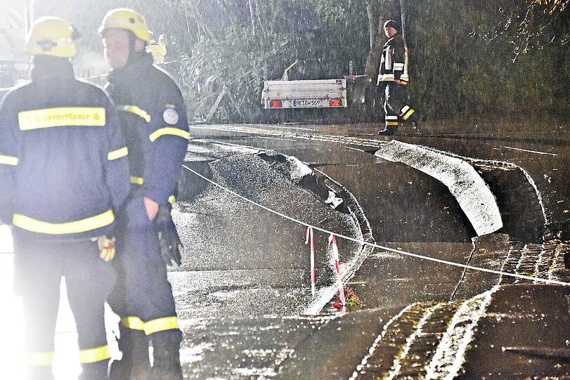 Polizei und Feuerwehr sicherten die Fahrbahnabsenkung in der Lindenstraße.