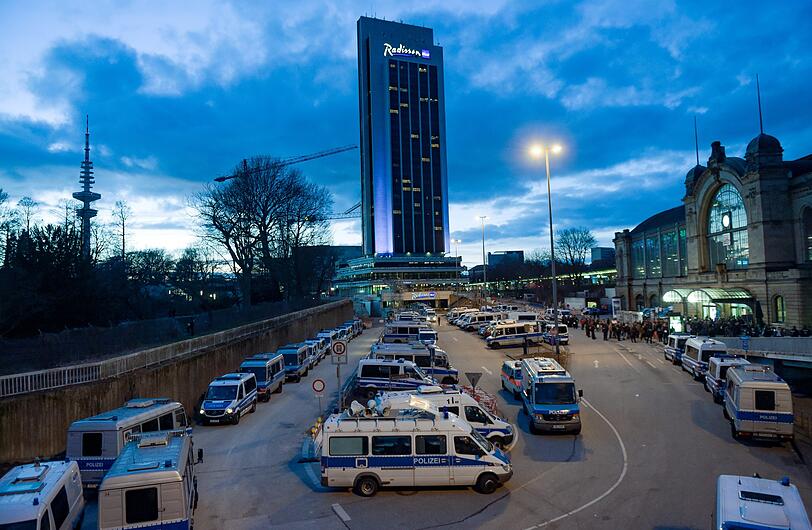 Einsatzkräfte der Polizei sichern eine "Merkel muss weg!" - Kundgebung, die vor dem Eingang zum Bahnhof Dammtor stattfindet.