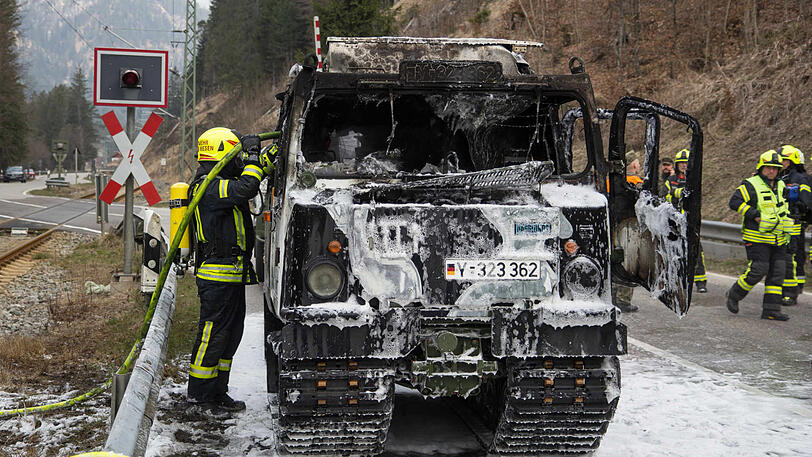 Bilder vom Feuerwehreinsatz in Bischofswiesen. Das Bundeswehr-Fahrzeug brannte komplett aus.