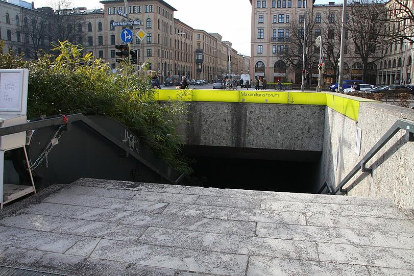 Oberflächlich kreuzen sich hier Maximilianstraße und Karl-Scharnagl-Ring, unterirdisch ist die Fußgängerpassage vor allem Kunstraum - und ein Höhepunkt des Lehels. Weitere, auch aus angrenzenden Vierteln, sehen Sie in unserer Bilderstrecke.