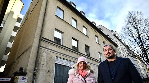 Kämpfen um ihre Wohnung: Heike K. und Sühel S. vor dem Haus aus der St.-Paul-Straße.