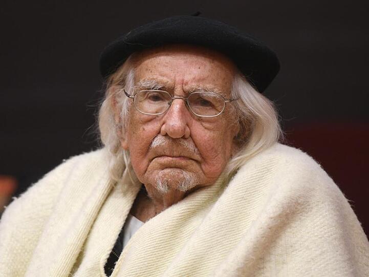 Der Befreiungstheologe Ernesto Cardenal in der Universität Wuppertal bei der Verleihung der Ehrendoktorwürde an ihn.