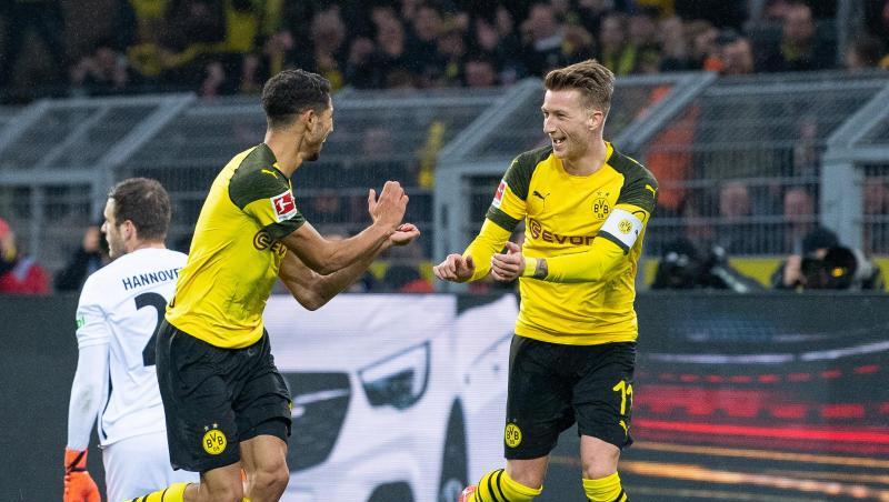 Die Dortmunder um Achraf Hakimi (l) und Marco Reus feierten einen ungefährdeten Heimsieg. Die Dortmunder um Achraf Hakimi (l) und Marco Reus feierten einen ungefährdeten Heimsieg.