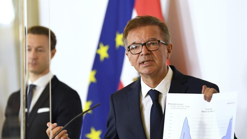 Rudolf Anschober(r), Gesundheitsminister von Österreich, gestikuliert.