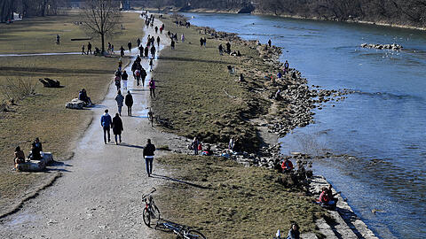 Die Münchner Feuerwehr musste am Sonntag ein 13-jähriges Mädchen von einem Ast in drei Meter Höhe über der Isar retten. (Symbolbild)