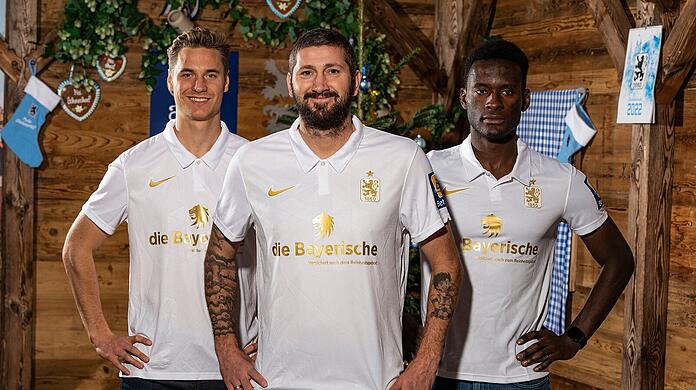 Dennis Dressel, Sascha Mölders und Merveille Biankadi präsentieren das Weihnachtstrikot der Löwen.