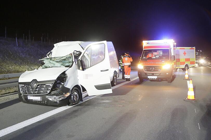 Bei dem Unfall wurde ein 61-jähriger Mann in seinem Fahrzeug eingeklemmt.
