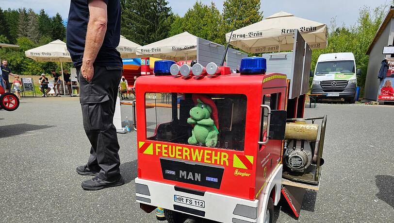 Das Kinderfeuerwehrauto der Feuerwehr Waischenfeld begeistert den Nachwuchs.