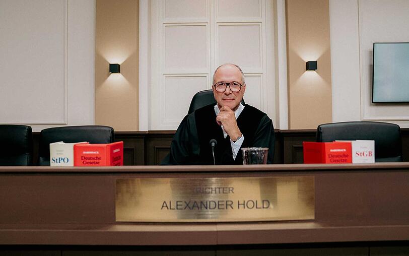 Außer dem neuen Sitzungssaal und dem zurückgewichenen Haaransatz habe sich zu den früheren Folgen der Gerichtsshow nicht viel verändert, sagt TV-Richter Alexander Hold. Außer dem neuen Sitzungssaal und dem zurückgewichenen Haaransatz habe sich zu den früheren Folgen der Gerichtsshow nicht viel verändert, sagt TV-Richter Alexander Hold.